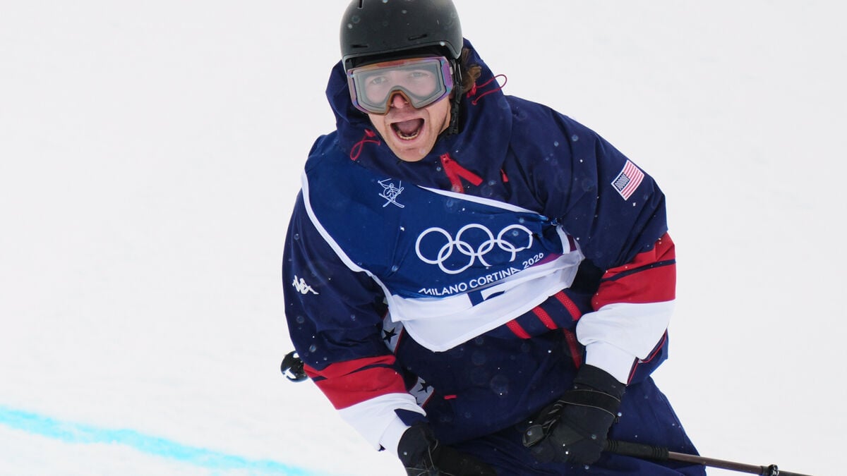 Olympic star Hunter Hess responds to Trump with a loser sign