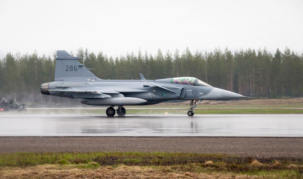 Saab Shares Bought by State Secretary Before Gripen Jet Deal with Hungary