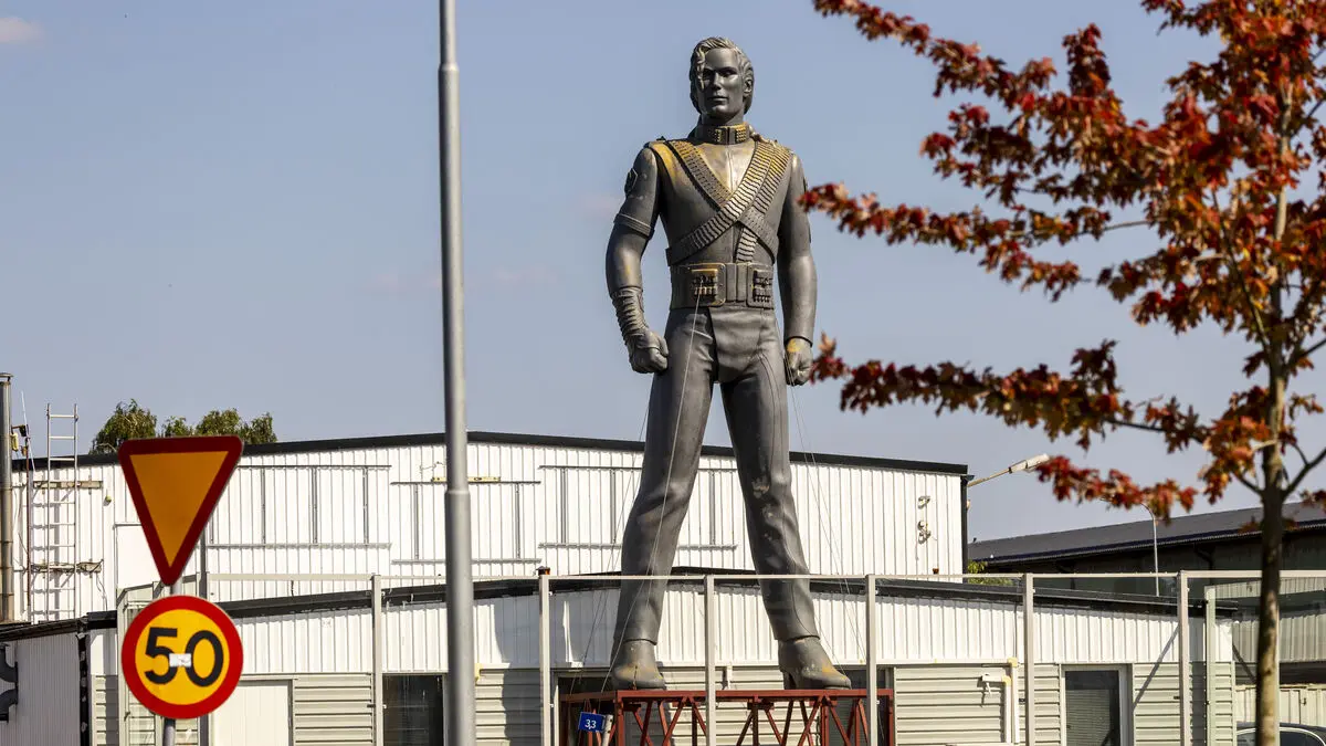 Ängelholm's new landmark: 10-meter Michael Jackson statue draws visitors