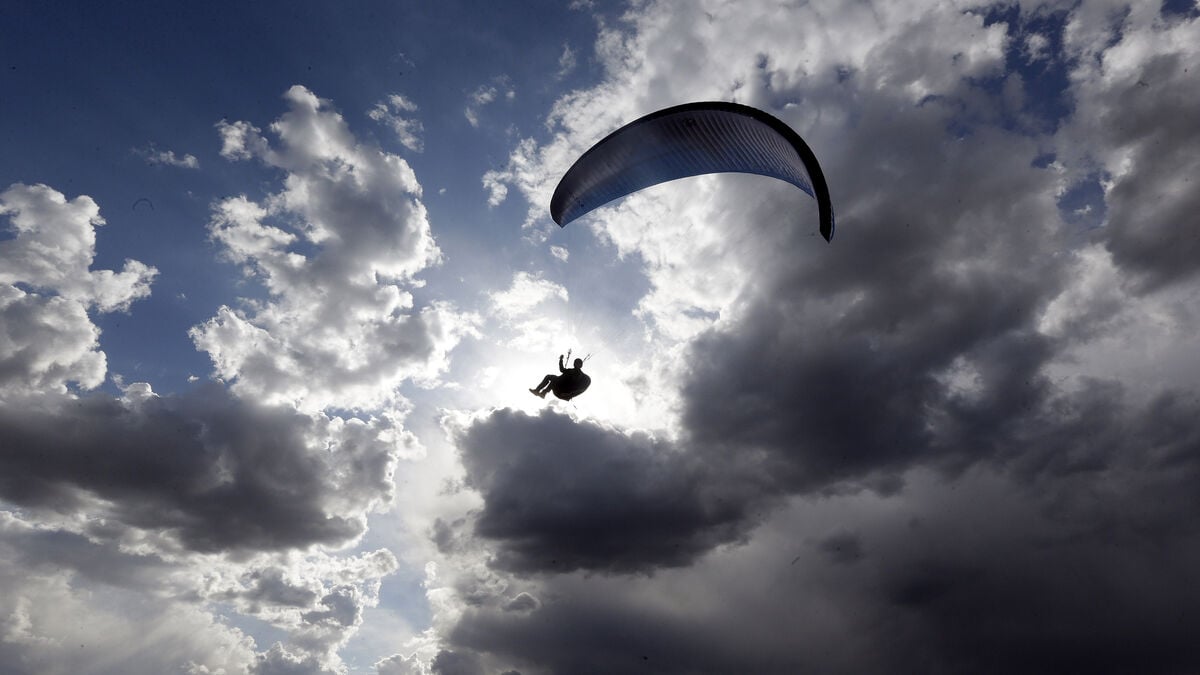 Paraglider mistaken for terrorist, shot at in occupied West Bank