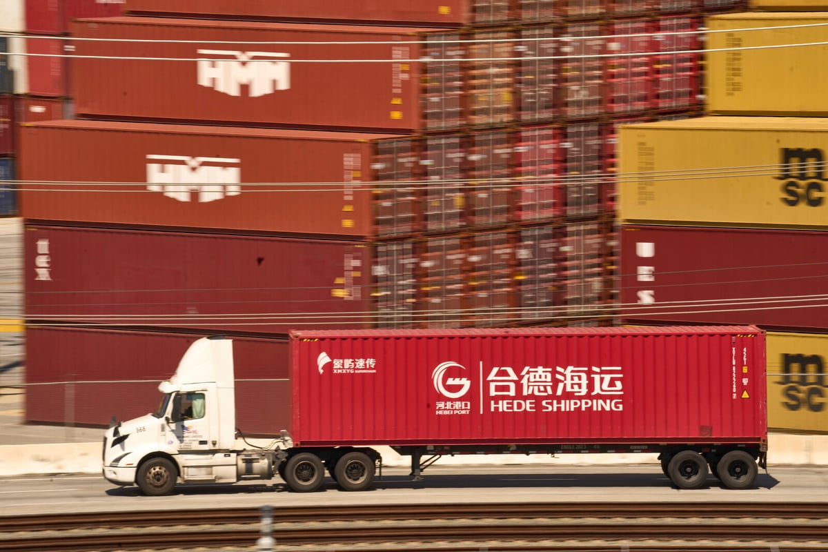 US Trade Deficit Surges to 140.5 Billion Dollars in March
