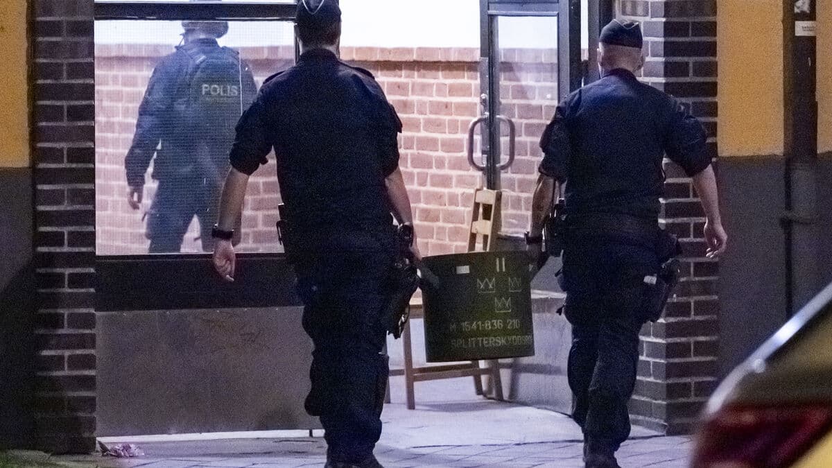 Suspected explosion in apartment building in Malmö after dangerous object found