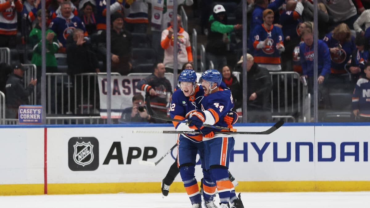 Holmström's dream minutes - netted twice to secure victory for the New York Islanders