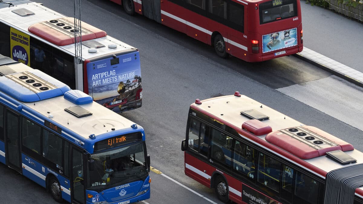 SL official suspected of receiving millions in bribes