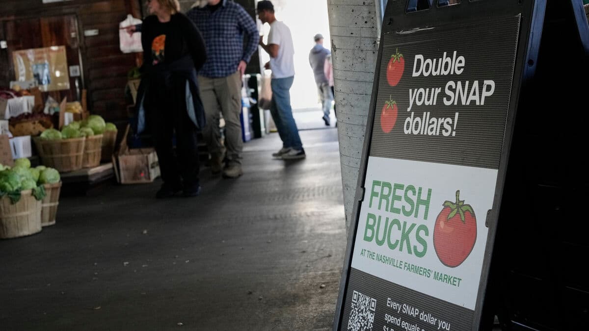 Judge orders US to pay out food stamps