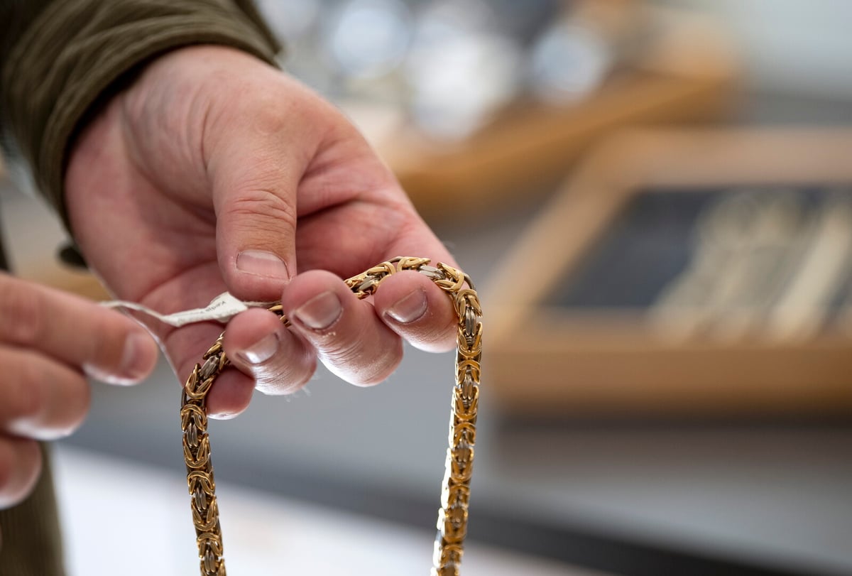 Rising Gold Prices and Economic Struggles Drive Pawn Shop Visits