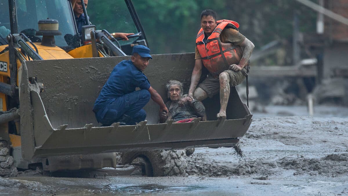 Himalayan flood kills hundreds and leaves more than 1,400 missing after river rises 9 metres in 30 minutes