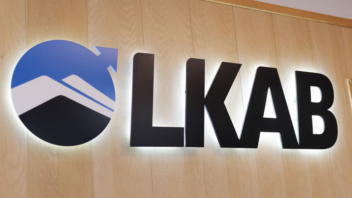 Truck overturns in Kiruna, man seriously injured