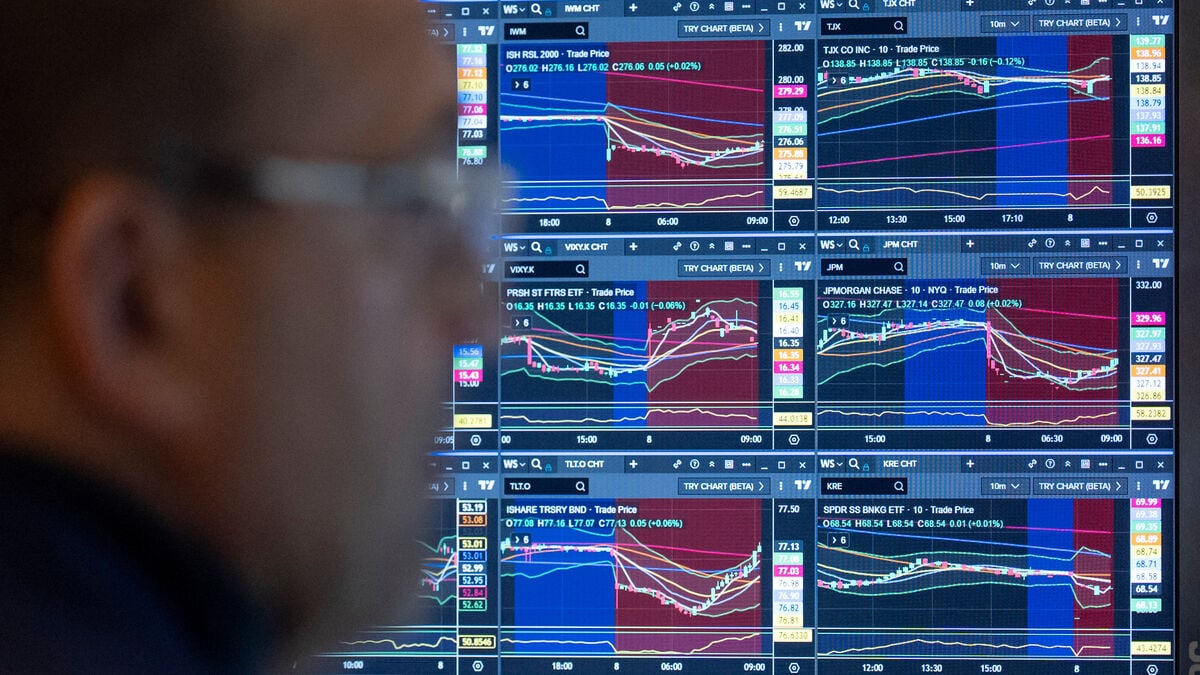 Wall Street falls slightly as major banks report mixed earnings results