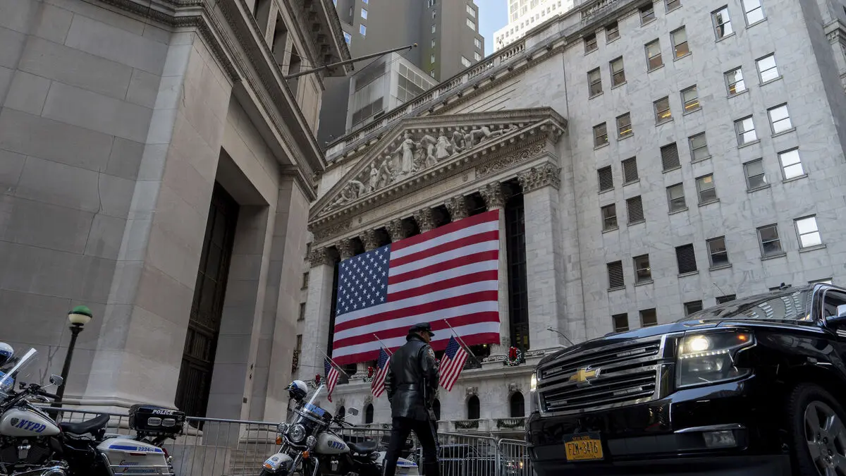 Wall Street closes in the green as oil prices fall