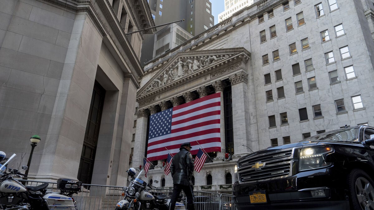Wall Street closes in the green as oil prices fall
