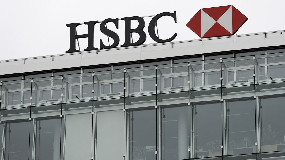 HSBC shares plunge nearly 7% after third-quarter profit misses forecasts