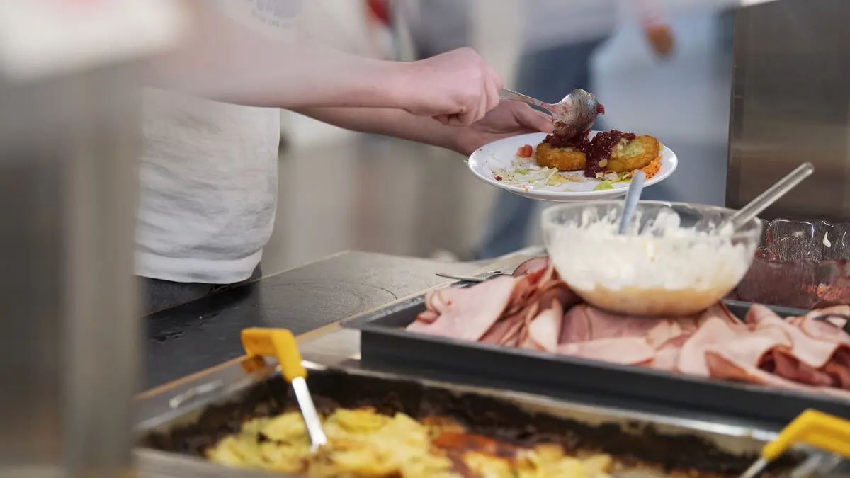 How to attract more students to the school cafeteria