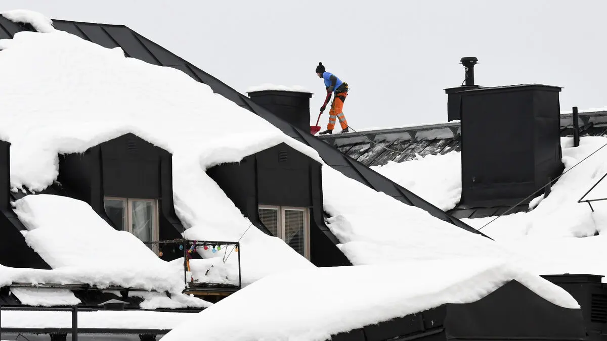 Amateurs shovel roofs, a recipe for disaster, warns Byggnads