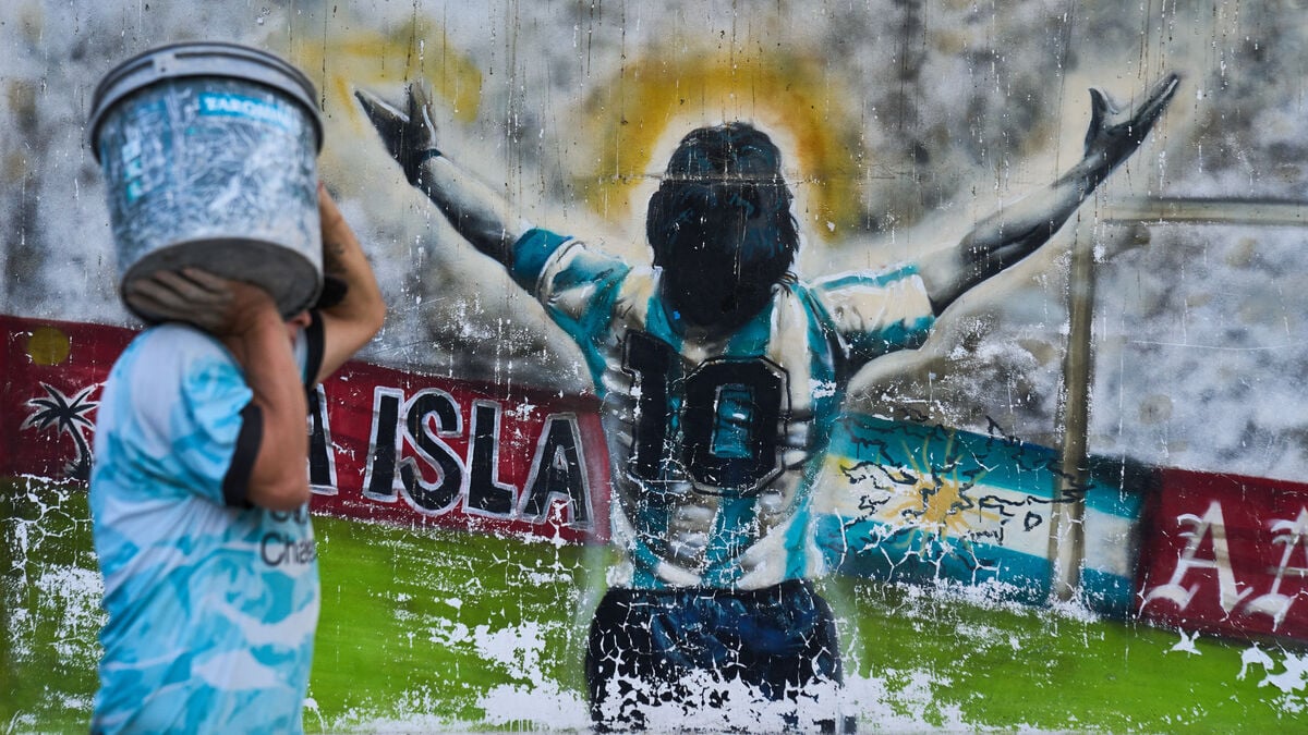 Neurosurgeon Leopoldo Luque says he is innocent and mourning Maradona's 2020 death