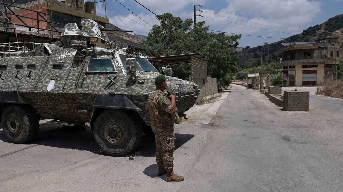 Lebanese army begins taking over security in south as Israel agrees to pull back