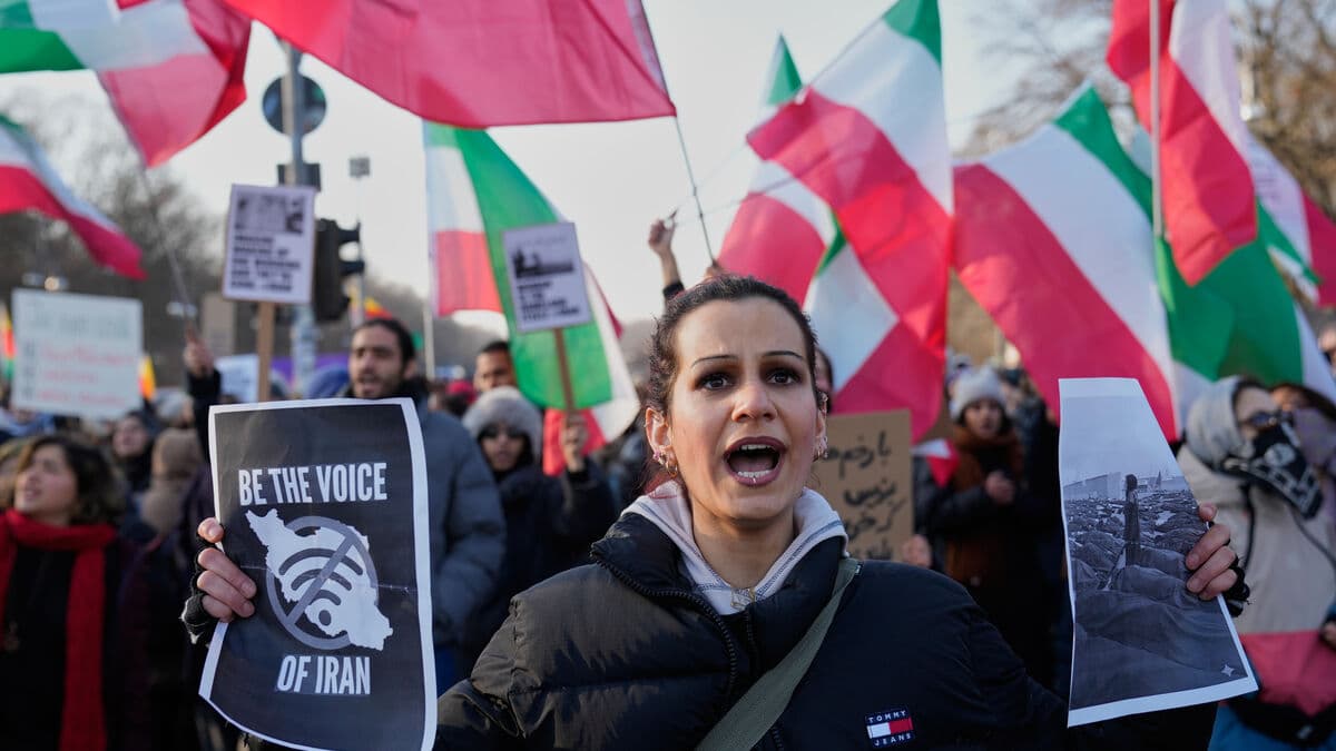 Iran gradually restores internet access