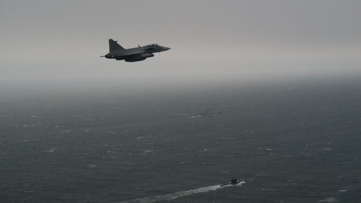 Swedish fighter jets follow Russian submarine as it enters the Baltic Sea