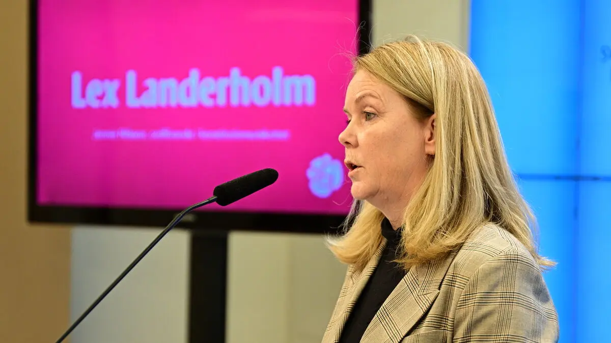 Social Democrats say Prime Minister is covering up the Landerholm affair