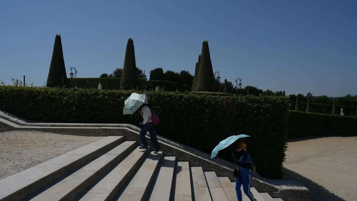 Record heat in France, tens of thousands without power