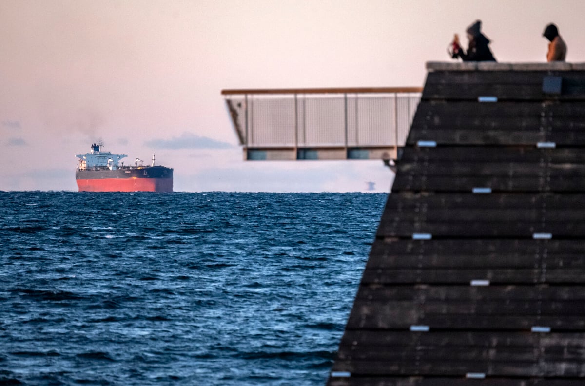 Russia Protects Sanctions-Evading Shadow Fleet in Baltic Sea