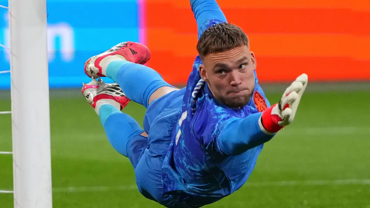 Netherlands goalkeeper Bart Verbruggen injured in World Cup qualifier
