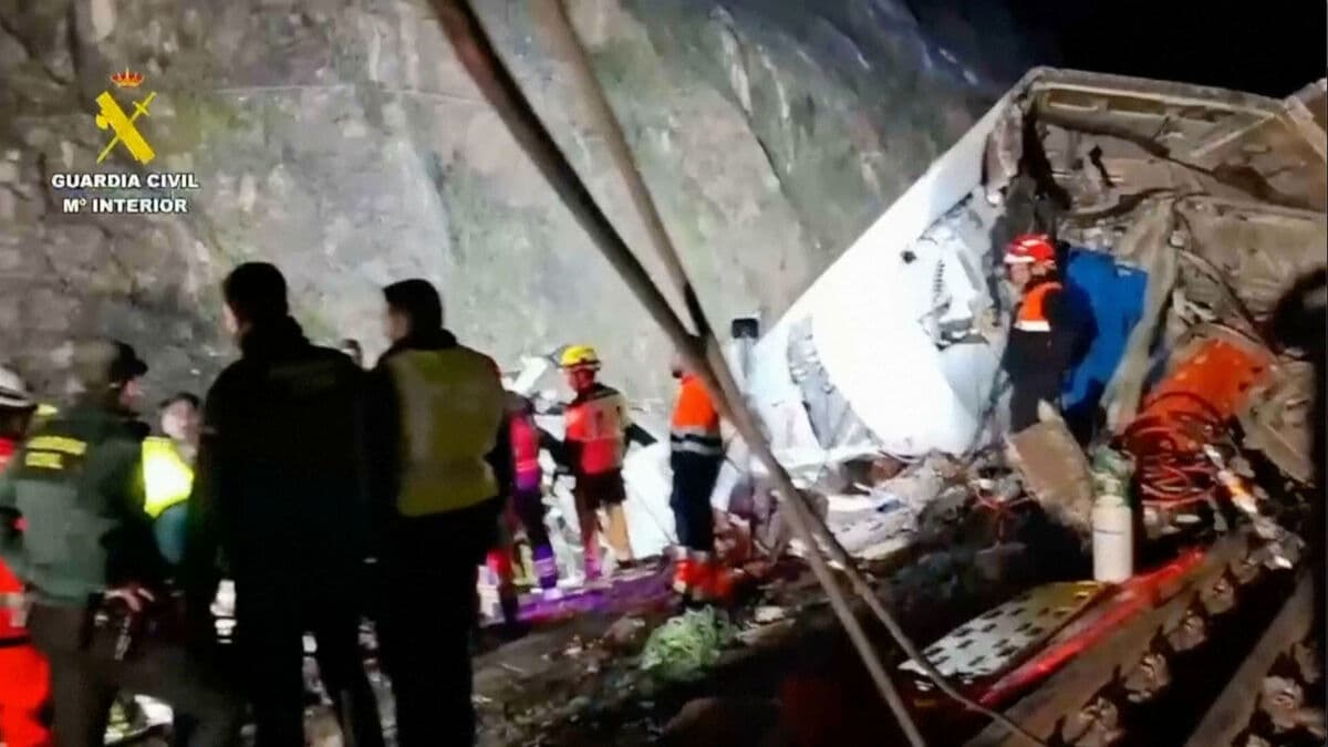 Death toll rises after train accident as witnesses describe distorted chaos