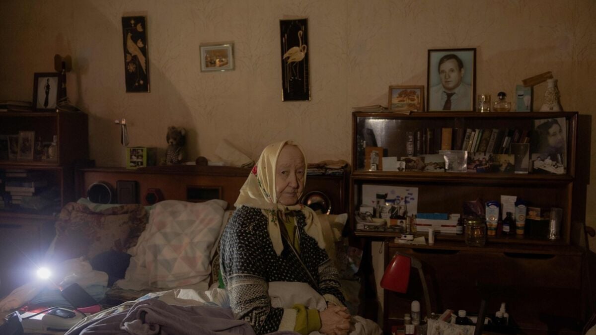 Cold in Kyiv as elderly people warm themselves with water bottles
