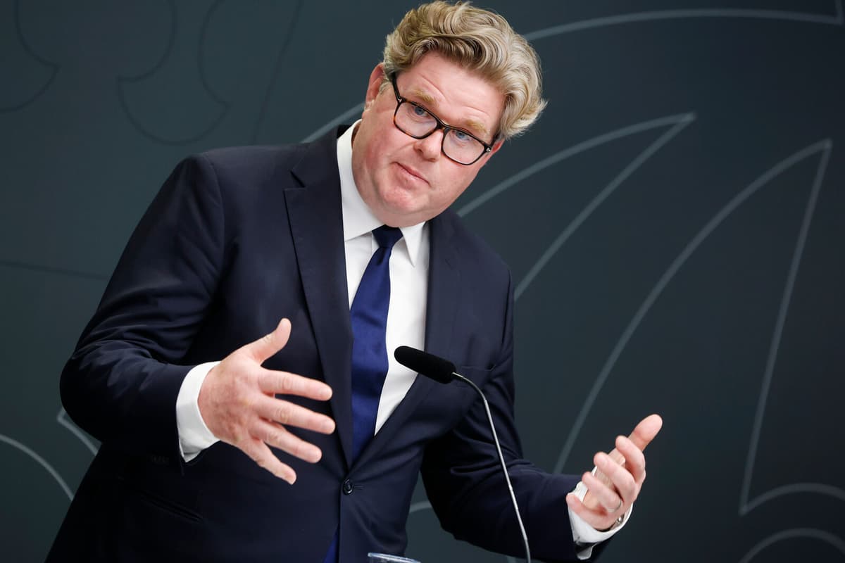 Continuous Pressure Needed on Gang Leaders Abroad