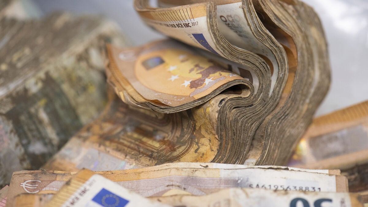 Naples police find 3 million euros, Rolexes and Kalashnikovs in suspected drug lord’s home