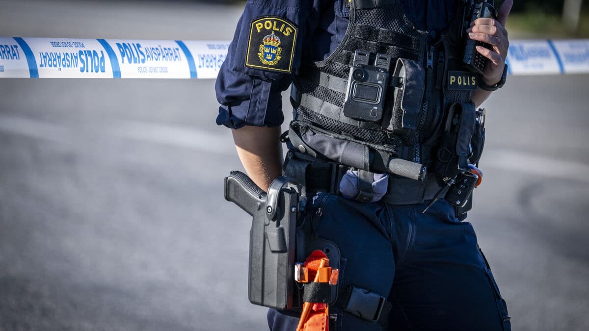 S demands answers about gang-linked police weapon