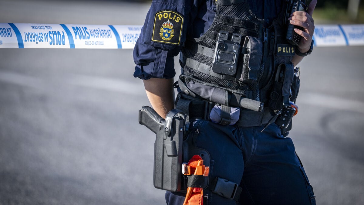 S demands answers about gang-linked police weapon