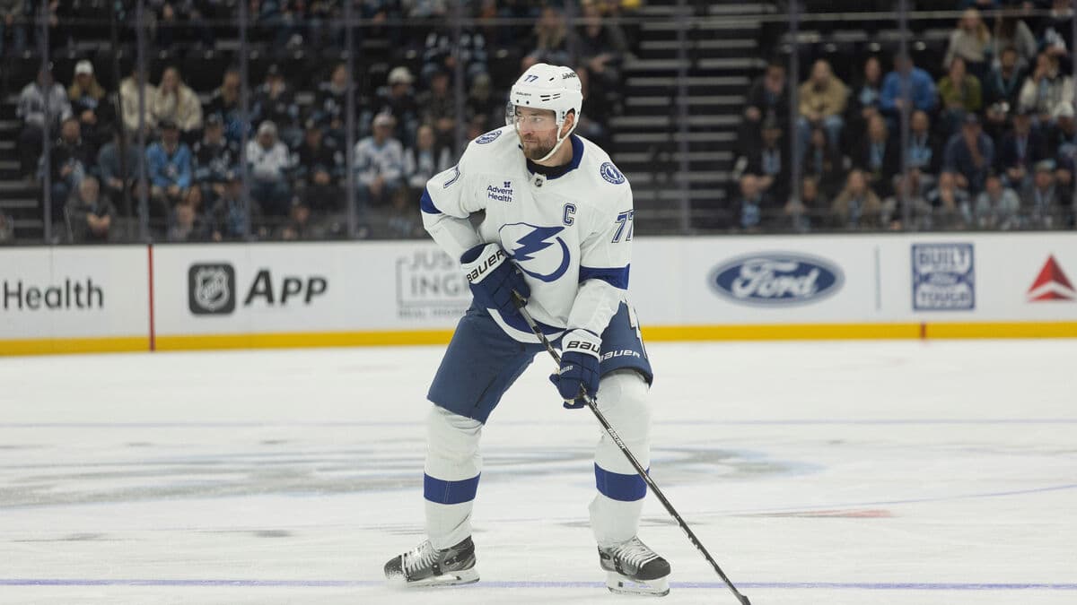 Victor Hedman retired from the match: "Really worrying injury"