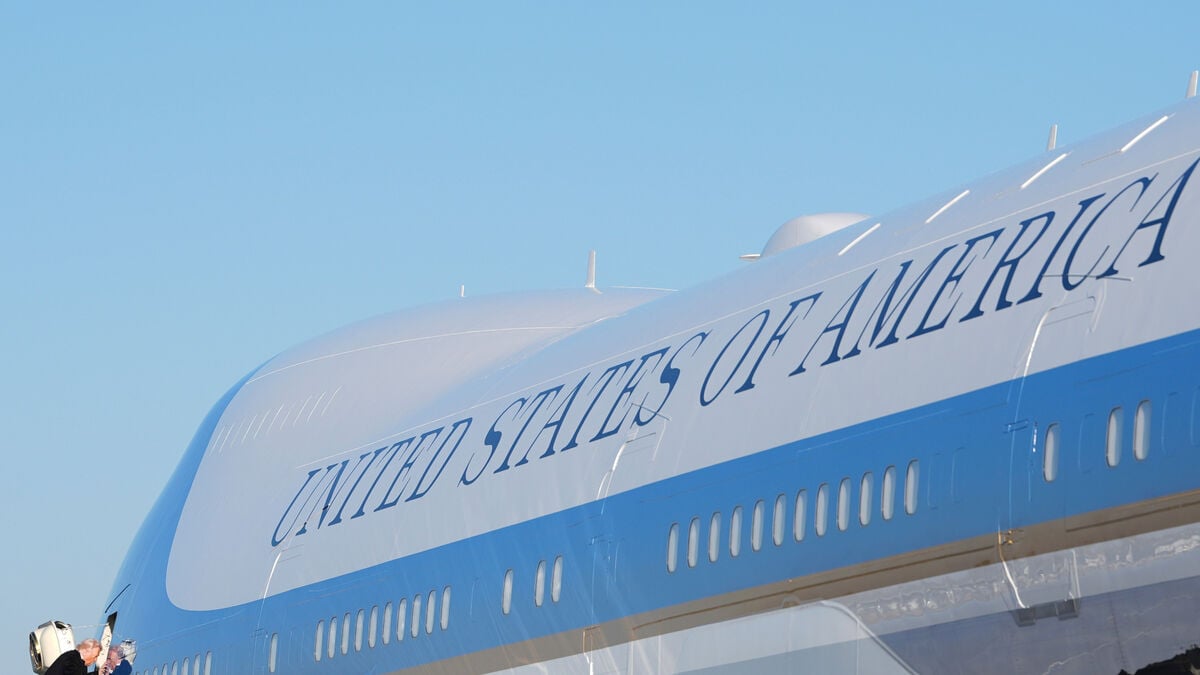 Electrical fault forces Air Force One to turn back, Trump to take another plane to Davos
