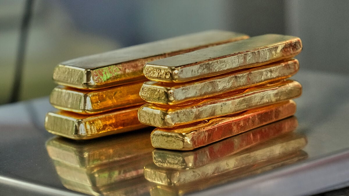 Former CIA officer arrested with $40 million in gold bars