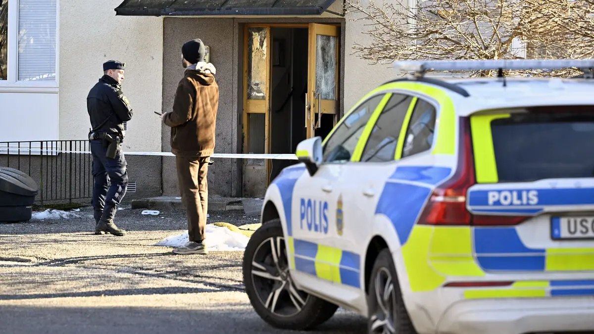 Explosion in southern Stockholm damages apartment gate in Rågsved, no injuries reported