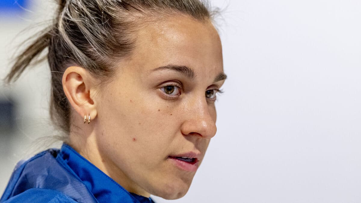 Zigiotti Olme own goal as Manchester United lose Super League opener to London City Lionesses