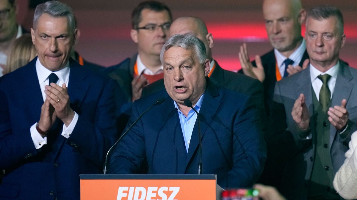 Viktor Orbán leaves parliament after election loss