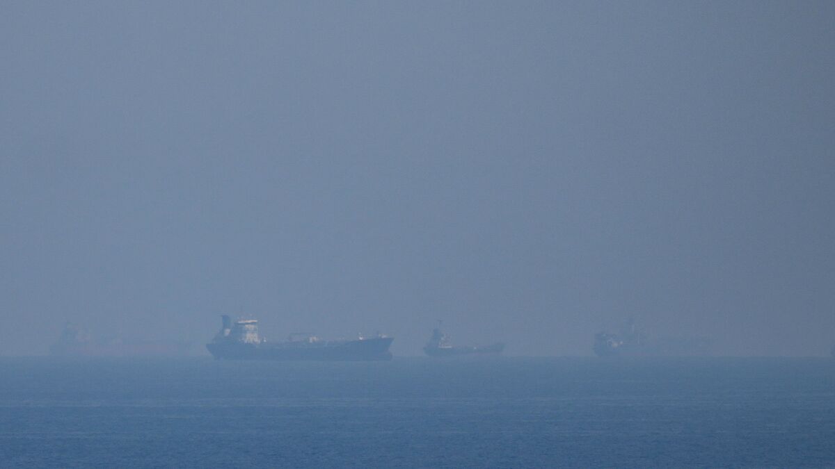 Iran closes Strait of Hormuz again