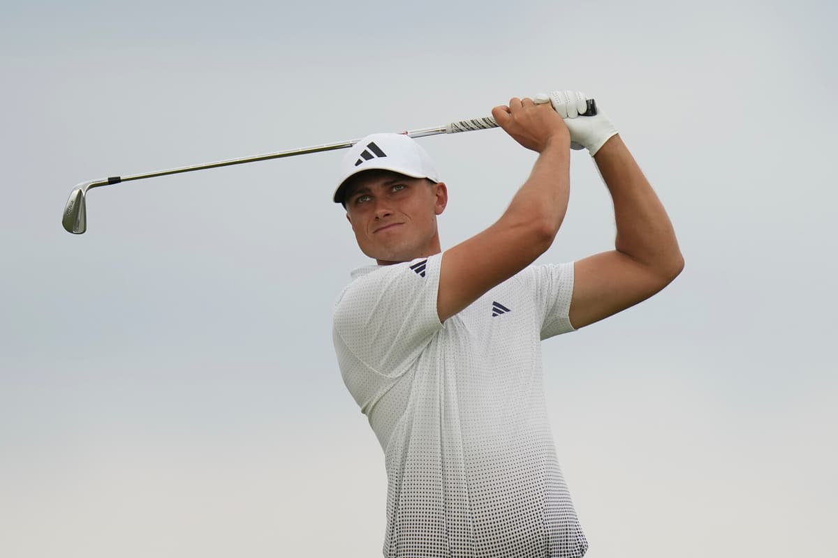 Ludvig Åberg in Top Contention at PGA Tour Playoffs