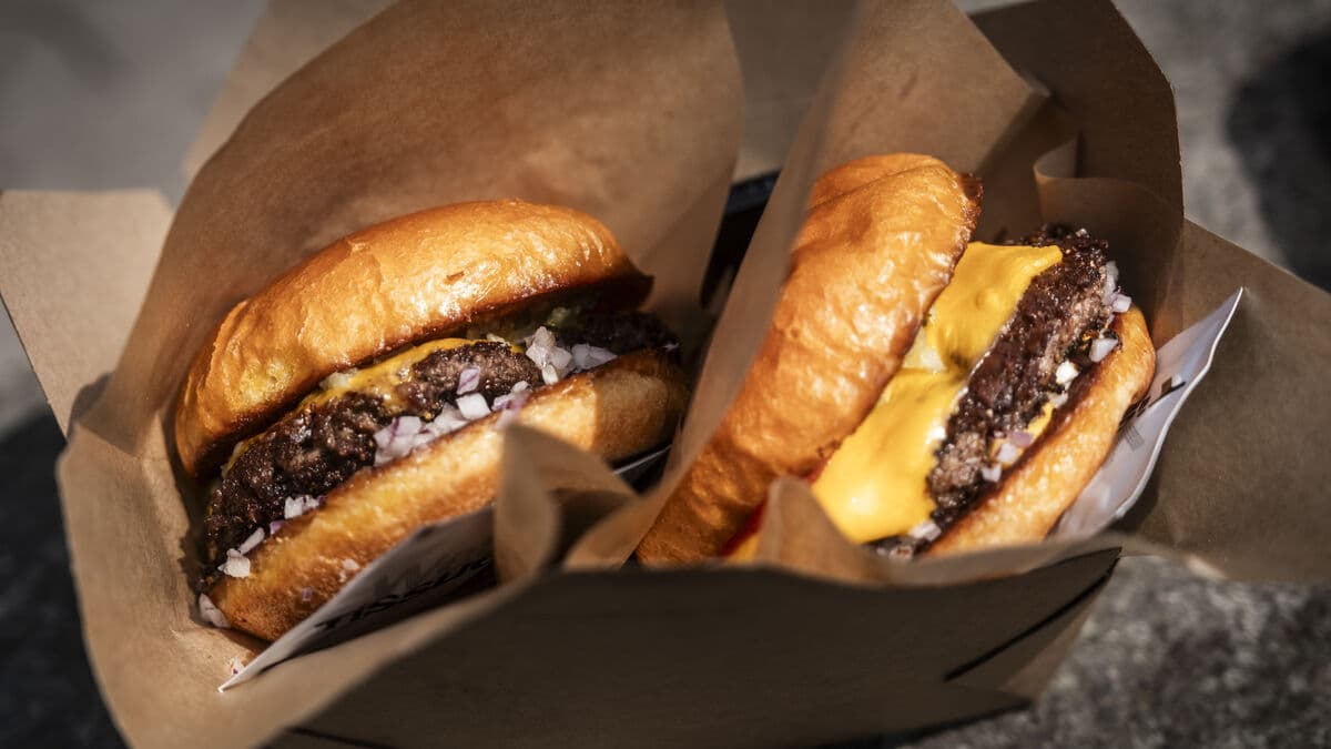 UK Delays Fast Food Ad Ban to Combat Childhood Obesity