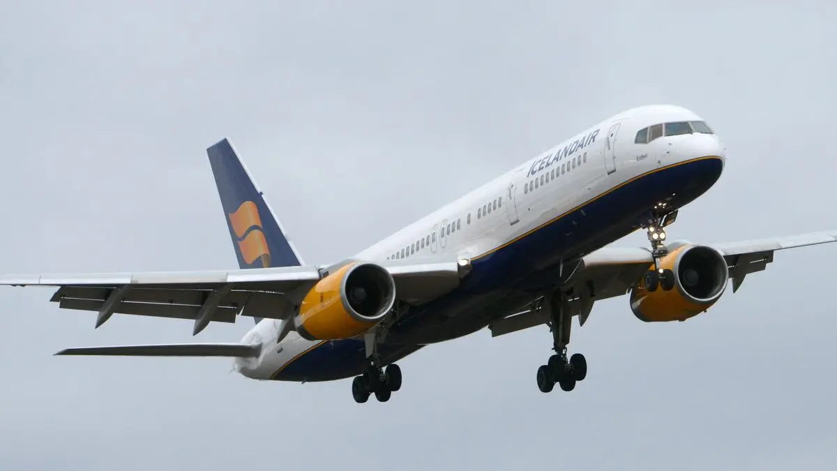 Pilot about to retire flew low over Icelandic rooftops