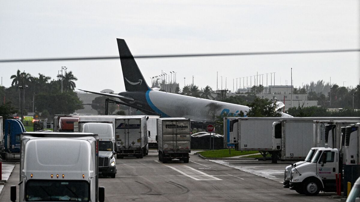 Five dead after cargo plane crashes on landing at Miami airport