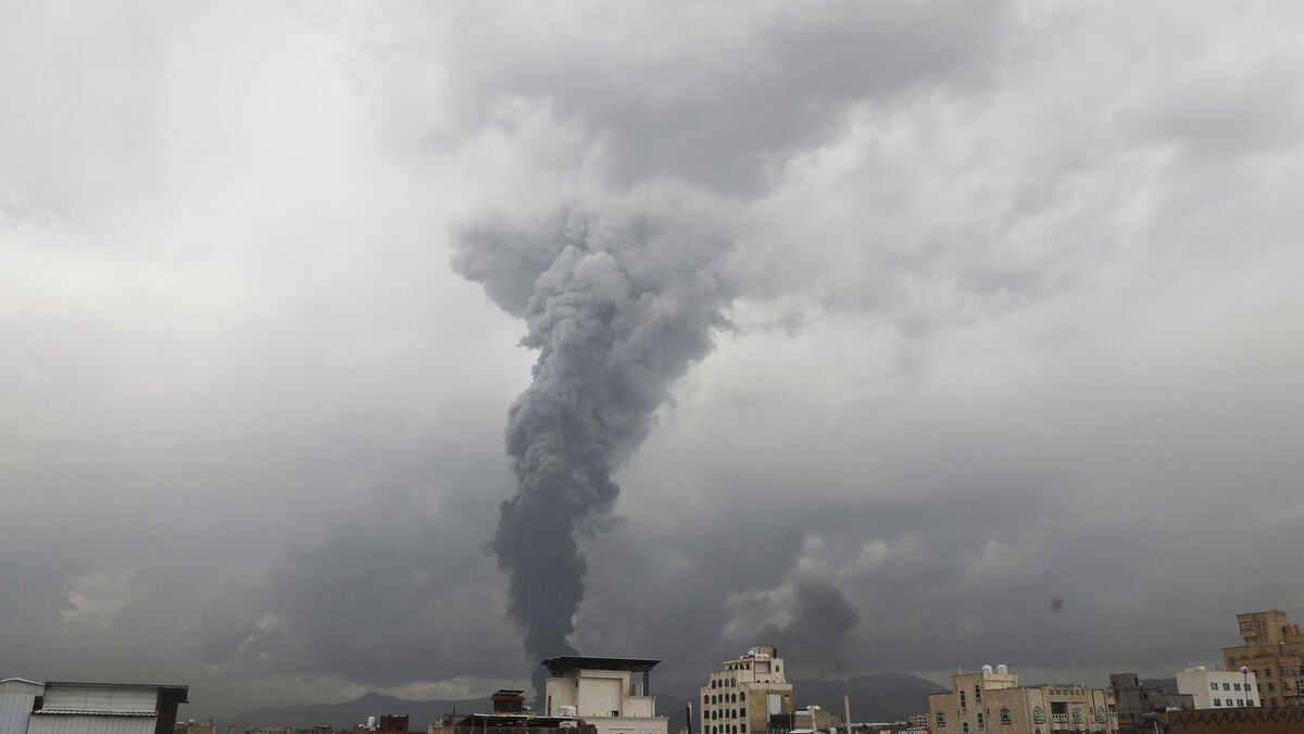 Saudi Arabia bombs arms shipments in Mukalla, Yemen