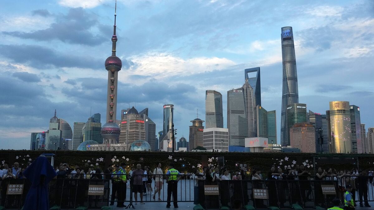 China stocks fall as industrial profit growth slows to monthly low