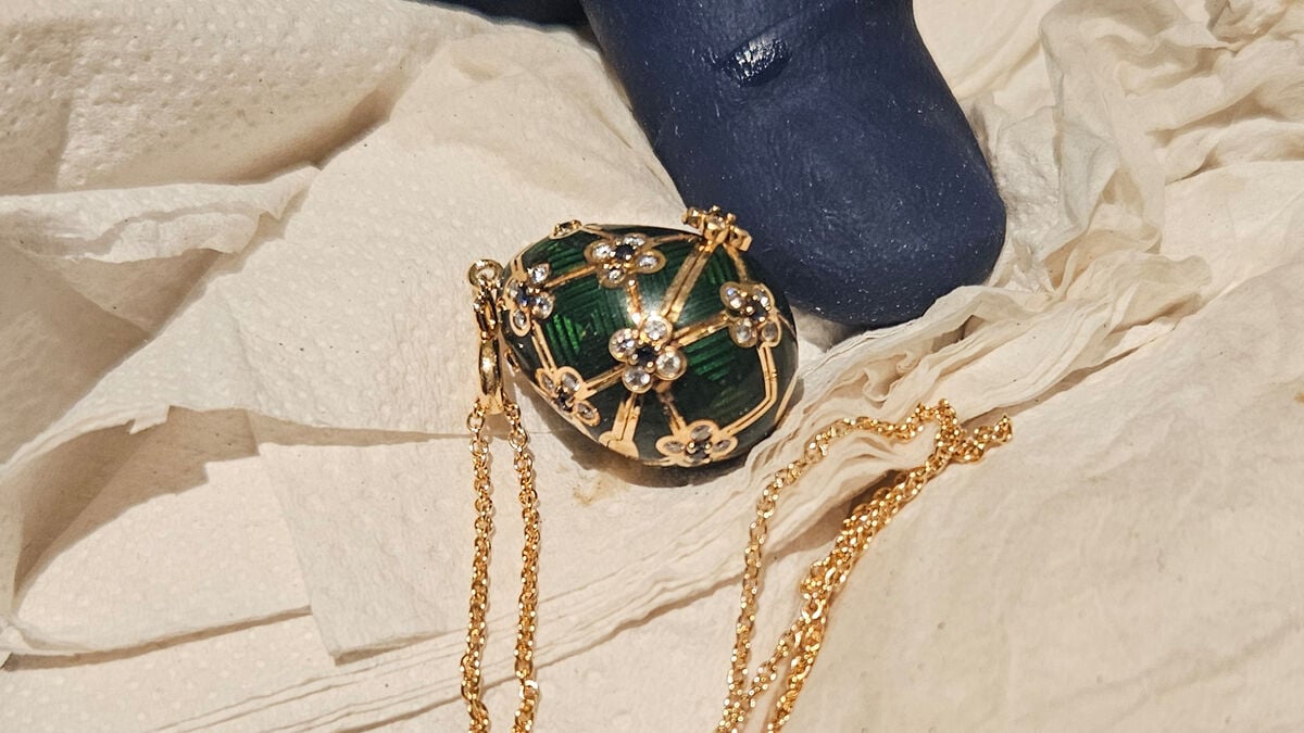 Suspected thief pooped on Fabergé jewelry