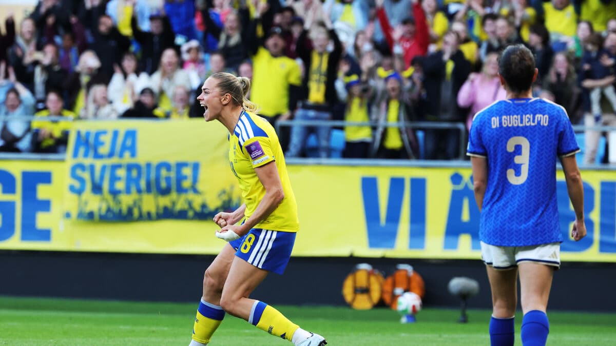 Rolfö saved a draw as Sweden drew 2-2 with Italy in World Cup qualifying