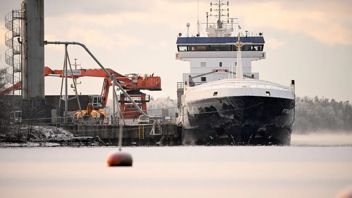 After cable break, ships escorted from Finland
