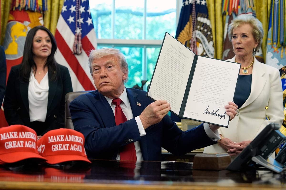 Researchers Warn of Rising Authoritarianism in USA Under Trump