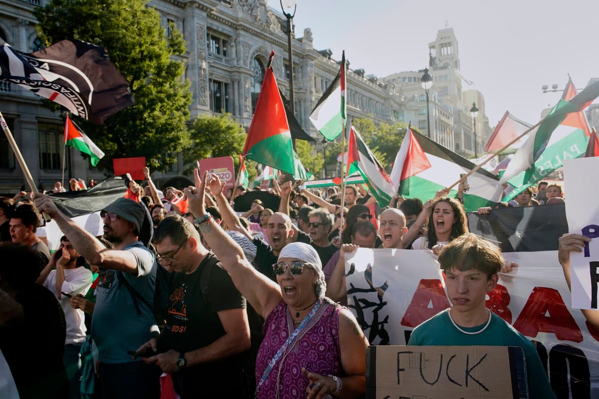 Over 100,000 Join Pro-Palestinian Protest in Madrid, Disrupting Cycling Event